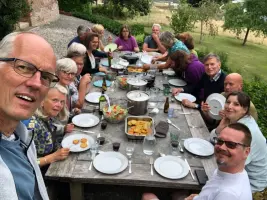 Frankrijk juli eten op het zuidterras.webp